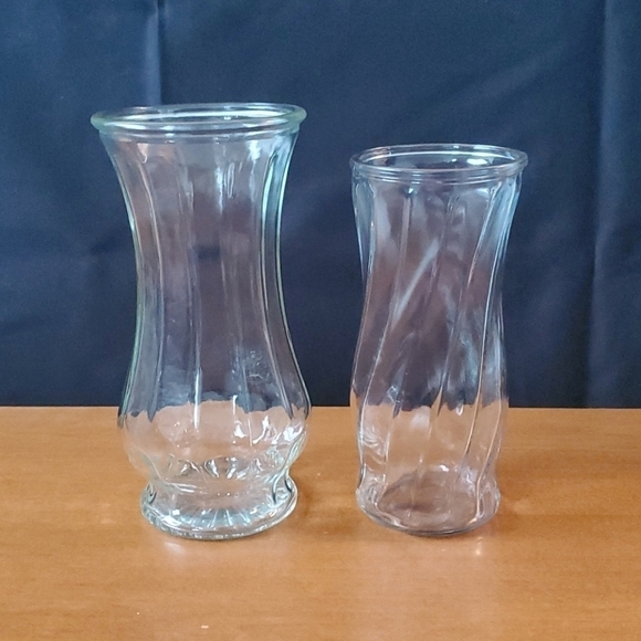 Set of 2 glass vases with swirl design - Picture 1 of 3